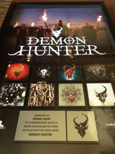 Группа Demon Hunter продала более 500 000 копий альбомов