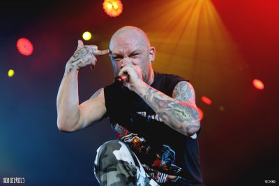 Вокалист Five Finger Death Punch извинился за срыв